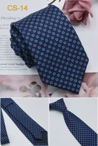 Dettagli in primo piano della cravatta in seta blu jacquard con finiture sartoriali.