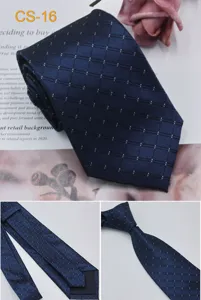 Dettaglio cravatta uomo in seta d'affari, classico motivo a quadri jacquard blu scuro, elegante.