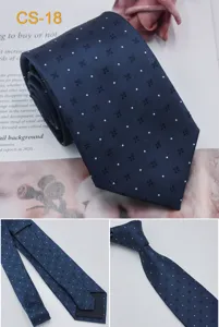 Vista dettagliata della cravatta in seta blu scuro da uomo, cravatta jacquard formale da 8 cm.