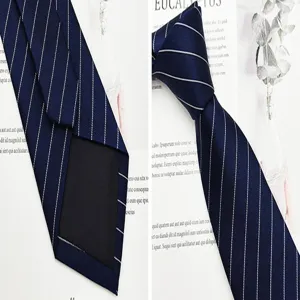 Primo piano dettagliato della cravata classica in pura seta blu navy con fini righe.