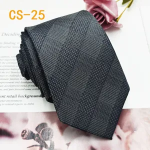 Vista dettagliata della cravatta in seta grigio scuro, con trama jacquard fine ed elegante.