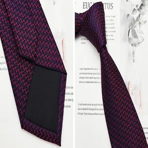 Vista dettagliata della cravatta da uomo tessuta jacquard con motivi rossi e blu.