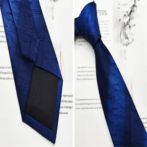 Dettaglio cravatta uomo in seta blu, motivo jacquard classico, primo piano cravatta affari.