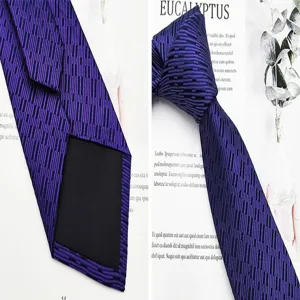Cravatta da uomo in tessuto jacquard viola vista dettagliata, accessorio formale aziendale.