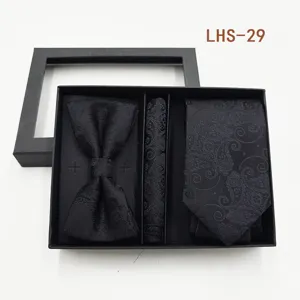 Set de 3 piezas corbata pajarita y pauelo para hombre con elegante patron paisley en caja.