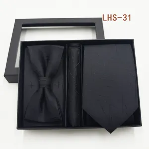 Set de corbata pajarita y pañuelo negros en caja de regalo para trajes formales.
