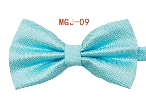 Dettaglio farfallino azzurro testurizzato, tessuto a trama quadrettata, accessorio formale.