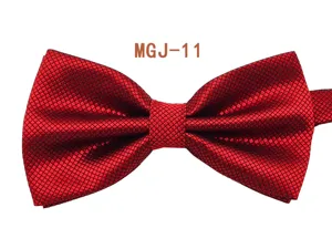 Rossa farfalla con motivo a griglia dettaglio, accessorio elegante per abito da nozze.