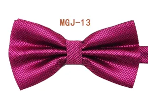 Farfallino uomo fucsia trama cubo dettaglio primo piano, elegante accessorio matrimonio formale.