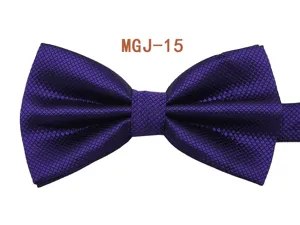 Primo piano del farfallino viola da uomo con classica trama a quadri magici e doppio strato.