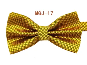 Primo piano di un elegante papillon dorato da uomo con trama a griglia fine e tessuto raffinato.