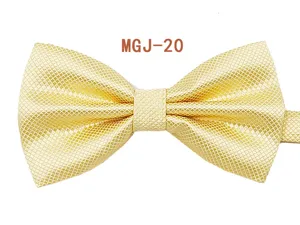 Primo piano del papillon giallo strutturato, che mostra il tessuto fine e la doppia struttura.