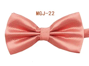 Papillon a quadri rosa corallo dettaglio, classico design a doppio strato da uomo.