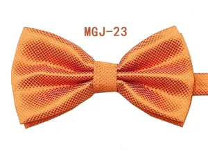 Dettaglio del papillon arancione con trama a griglia per abbigliamento formale uomo