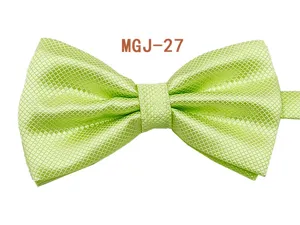 Dettaglio del farfallino verde chiaro con trama a griglia fine e design classico a doppia piega.