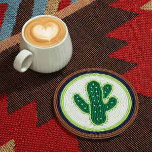 Dessous de verre perlé à la main avec un joli motif de cactus, idéal pour votre belle table.