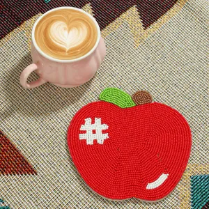 Sottobicchiere artigianale di perline a forma di mela, perfetta decorazione per tavoli e tazze.