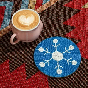 Dessous de verre perlé rond bleu fait main avec un beau design de flocon de neige blanc.