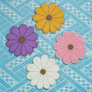 Vista detallada de posavasos artesanales con cuentas de abalorios florales muy coloridos.