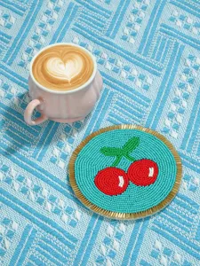Posavasos artesanal de abalorios con un bonito diseño de cereza, ideal para la decoración de mesa.
