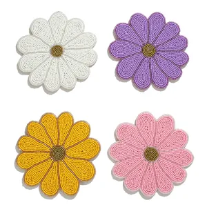 Juego de posavasos de margaritas con cuentas hechas a mano, mantel colorido para tazas.
