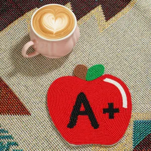 Sottobicchiere artigianale di perline a forma di mela con design A piu per decorazione.