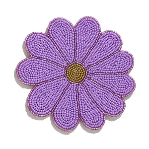 Posavasos de cuentas de flor hecho a mano detalle, elegante mantelito morado para mesa.