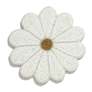 Posavasos de girasol con cuentas hecho a mano, alfombrilla blanca para taza y mesa.