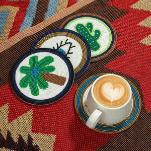 Lot de sous-verres ronds artisanaux en perles de verre pour table de cuisine décoration.