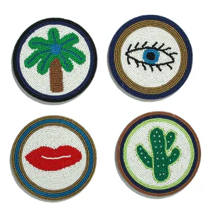 Sous-verres faits main en perles lot de 4 avec motifs créatifs de palmiers et lèvres.