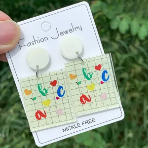 Süße Gitter Buchstabe Acryl Ohrringe mit bunten Herzen, trendiger Modeschmuck für Damen.