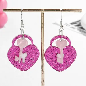 Detailweergave van romantische roze glitter hart slot acryl oorbellen display model.