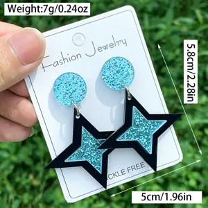Nahaufnahme von blauen Glitzer-Stern Acryl Ohrringen auf Displaykarte, modischer Schmuck.