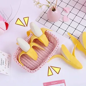 Detailansicht von Stressabbau-Bananenspielzeugen in einem rosa geflochtenen Korb