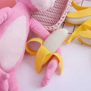 Nahaufnahme eines dehnbaren gelb geschälten Bananen-Spielzeugs, gehalten von einer Plüschpuppe