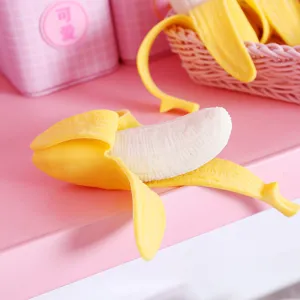 Detaillierte Makroansicht eines Bananen-Knautschspielzeugs mit realistischem Schäleffekt