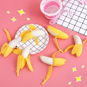 Kreatives Bananen-Stressabbau-Spielzeug auf süßem rosa Hintergrund