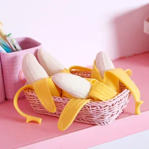 Kreatives, geschältes Bananen-Stressabbau-Quetschspielzeug-Set in rosa Korb für Schreibtisch
