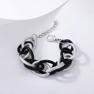Detailansicht des klobigen, verflochtenen Silber- und Schwarzketten-Armbands Nahaufnahme.
