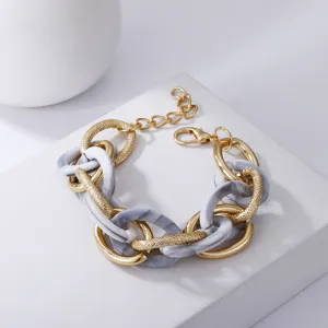 Detailansicht eines schicken mehrlagigen Metall- und Marmoracryl-Armbands im Retro-Look.