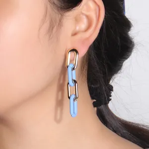 Nahaufnahme von trendigen Retro Acryl Metall Ketten Ohrhängern in hellem Blau elegant.