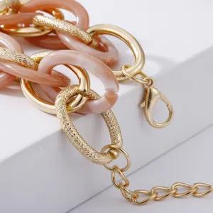 Massives mehrschichtiges Gliederarmband mit rosa Acryl und strukturiertem Gold.