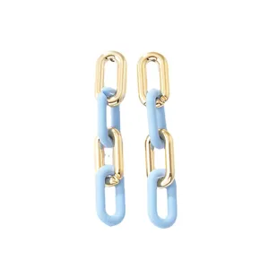 Modische klobige Ketten-Ohrringe mit hellblauen Acryl- und Gold-Metall-Gliedern für Damen.