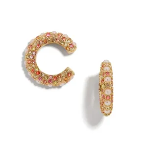 Detailansicht der goldenen C-Ohrclips im Vintage-Stil mit bunten Kristallen und Perlenbesatz.