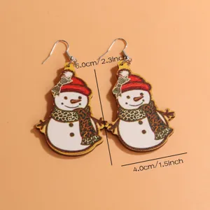 Detailaufnahme der hölzernen Weihnachts Schneemann Ohrringe mit rotem Hut und Leoparden Schal.