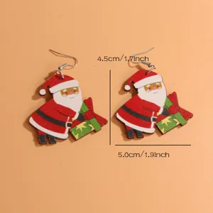 Nahaufnahme der niedlichen hölzernen Weihnachtsmann Ohrringe, feine Verarbeitung im Detail.