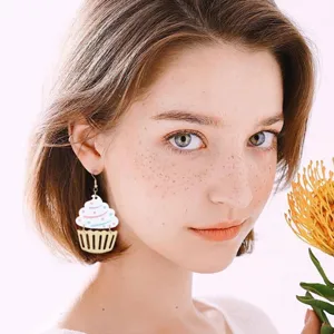 Nahaufnahme der süßen Acryl Cupcake Ohrringe, die lebendige Farben und liebe Details zeigen.