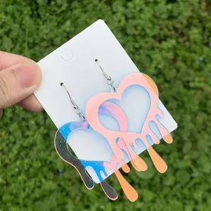 Bunte Farbverlauf Acryl Herz Ohrringe mit tropfendem Design und metallischen Ohrhaken.