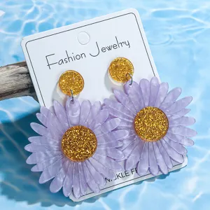 Lila Acryl Blumen Ohrringe mit goldenem Glitzerzentrum, glänzender Modeschmuck.