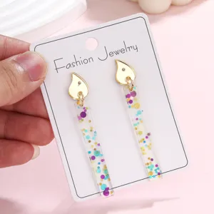 Süße kreative Acryl lange Ohrringe mit bunten Glitzer und goldenen Tropfenohrsteckern.